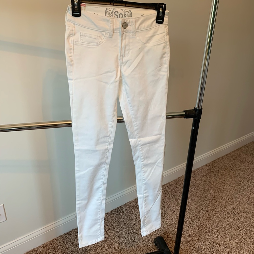 White skinny jegging
